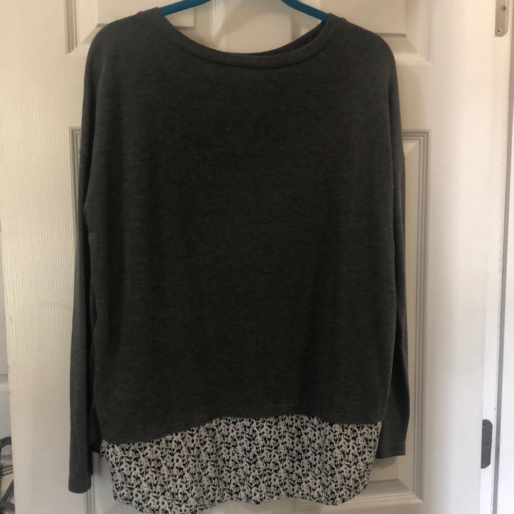 Suzanne Betro Gray Crewneck Sweater with Printed Hem